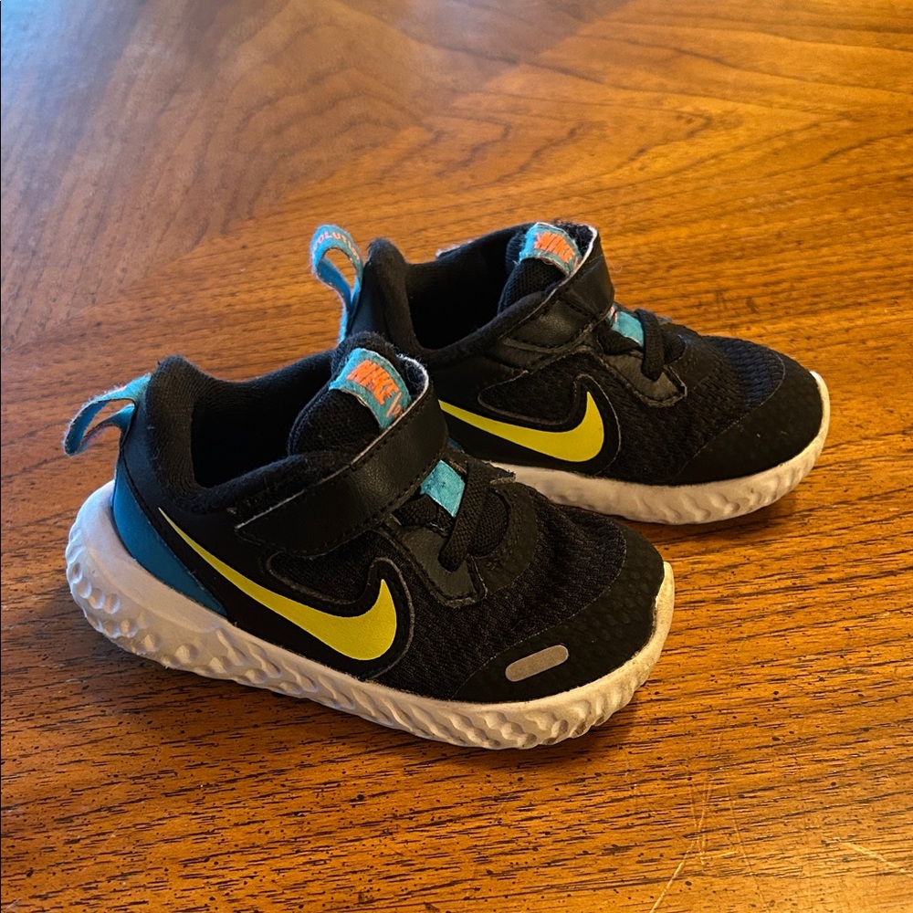Toddler Nike sneakers 6c